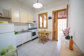 Een koelkast, een oven, een kookplaat, een koffiezetapparaat/waterkoker