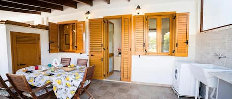Familienhaus, Mehrere Schlafzimmer (Villetta Tesea In Residence Near The) | Speisen im Freien