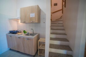 Réfrigérateur, un four, surface de cuisson, cafetière-théière