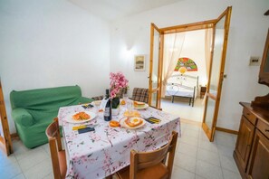 Standard Apartment, Multiple Bedrooms (Villetta Fresca With Garden Near The) | Dining room