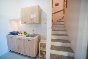 Lemari es, oven, kompor, dan mesin pembuat kopi/teh