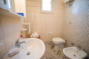 Standard Apartment, Multiple Bedrooms (Villetta Fresca With Garden Near The) | Bathroom