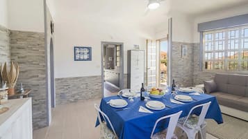 Standard Villa, Multiple Bedrooms (Villa Milon Near The Sea) | Dining room