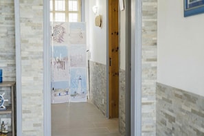 Villa Standard, plusieurs chambres (Villa Milon Near The Sea) | Salle de bain | Douche, sĂšche-cheveux, bidet, serviettes fournies