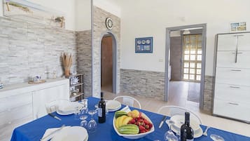 Vila standard, vários quartos (Villa Milon Near The Sea) | Sala de jantar