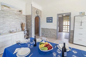 Standard Villa, Multiple Bedrooms (Villa Milon Near The Sea) | Dining room