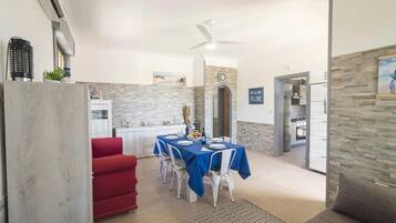 Vila standard, vários quartos (Villa Milon Near The Sea) | Área de estar | TV de tela plana 21 polegadas com canais a cabo, TV