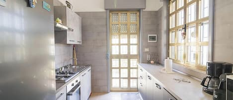 Villa Standard, 2 chambres (Villa Milon Near The Sea) | Cuisine privée | Réfrigérateur, four à micro-ondes, un four, surface de cuisson