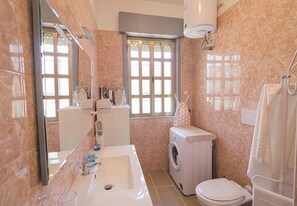 Standard-Villa, 2 Schlafzimmer (Villa Milon Near The Sea) | Badezimmer | Dusche, Haartrockner, Bidet, Handtücher