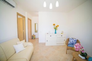 21-inch flat-screen TV with cable channels, TV - Villetta Olimpia Near The Beach (Melendugno)