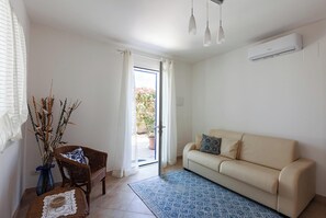 En 21-tommers Flatskjerm-TV med kabel-kanaler samt TV