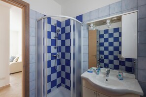 Standard-talo, useita makuuhuoneita (Villetta Olimpia Near The Beach) | Kylpyhuone | Suihku, bidee, pyyhkeet, saippua