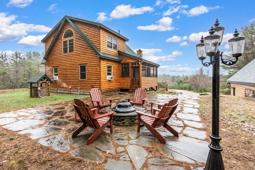 Maine Ski Chalet "Galt's Gulch" | AC, Hot Tub, Fire Pit, 10min to Mountain!