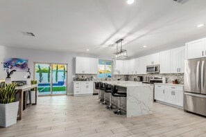 Fridge, microwave, oven, stovetop - Desert Oasis - Heated Pool (Phoenix)