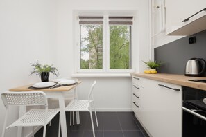 Microwave, oven, dishwasher, cookware/dishes/utensils - Soczi Studio by Renters (Warsaw)