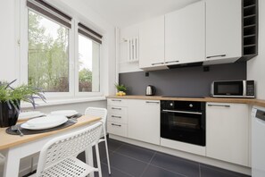 Estúdio, cozinha | Cozinha privada | Micro-ondas, fogão, lava-louças, talheres/pratos/utensílios de cozinha