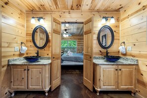 5 chambres, fer et planche à repasser, Wi-Fi, draps fournis