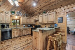 Fridge, microwave, oven, stovetop - Hoot N Holler in Hochatown/Broken Bow, OK (Broken Bow)