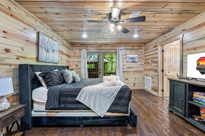 3 bedrooms, iron/ironing board, WiFi, bed sheets - Hoot N Holler in Hochatown/Broken Bow, OK (Broken Bow)