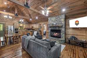 TV, fireplace - Hoot N Holler in Hochatown/Broken Bow, OK (Broken Bow)