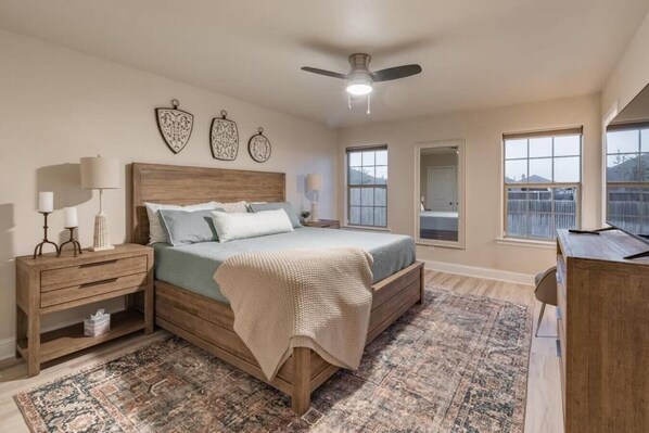 3 Schlafzimmer, Schreibtisch, Bügeleisen/Bügelbrett, WLAN