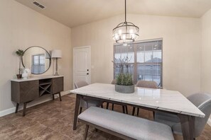 Dining - Mojave Mirage - 3BR 2BA - New in South Lubbock (Lubbock)