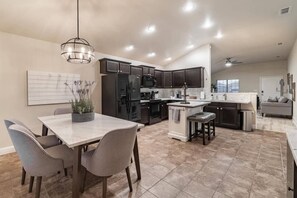 Kjøleskap, mikrobølgeovn, ovn og kokeplater