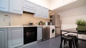 Frigorifero, microonde, forno, piano cottura