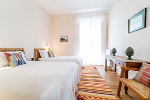 1 Schlafzimmer, Zimmersafe, Schreibtisch, Bügeleisen/Bügelbrett