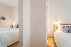 1 Schlafzimmer, Zimmersafe, Schreibtisch, Bügeleisen/Bügelbrett