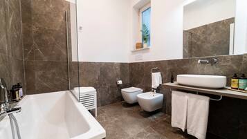 Haartrockner, Bidet, Handtücher, Seife