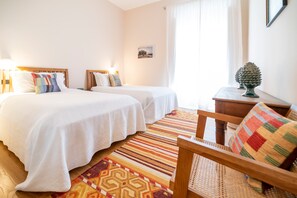 1 Schlafzimmer, Zimmersafe, Schreibtisch, Bügeleisen/Bügelbrett