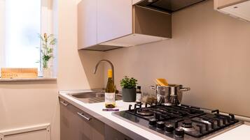 Frigorifero, microonde, forno, piano cottura