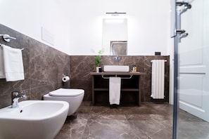 Haartrockner, Bidet, Handtücher, Seife