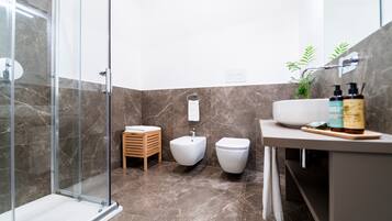 Haartrockner, Bidet, Handtücher, Seife