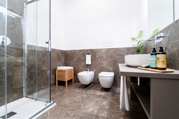 Haartrockner, Bidet, Handtücher, Seife