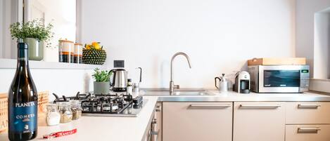 Réfrigérateur, micro-ondes, four, plaque de cuisson