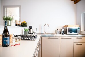 Réfrigérateur, micro-ondes, four, plaque de cuisson