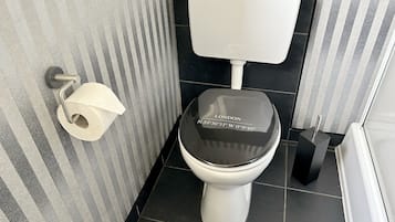 Hårtork, handdukar, tvål och schampo