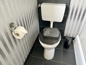 Hårtork, handdukar, tvål och schampo