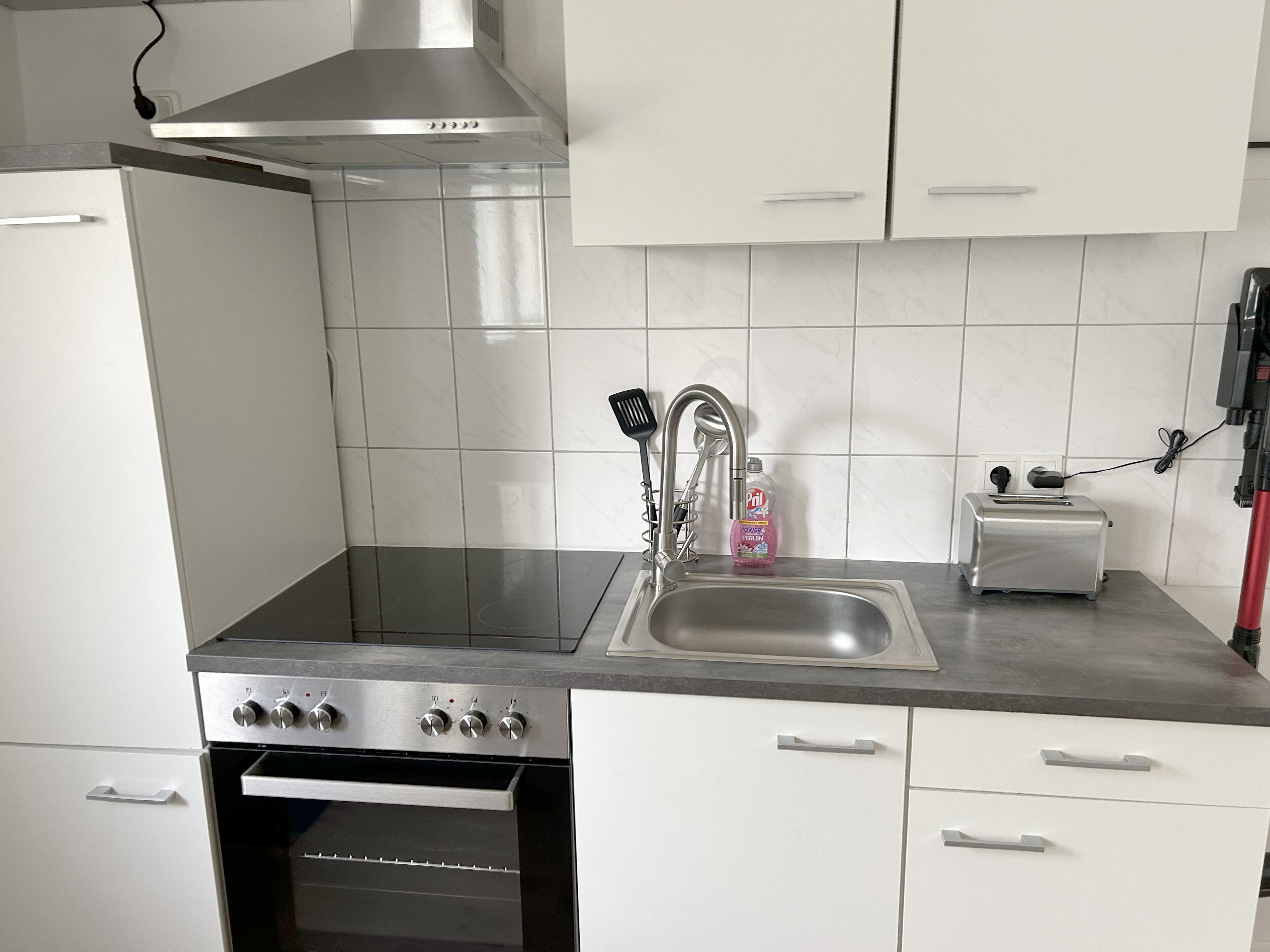 Kylskåp, ugn, spishäll och kaffe- och tebryggare