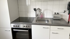 Coffee/tea maker, fridge, oven, stovetop