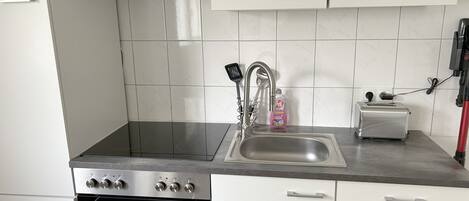 Fridge, oven, stovetop, coffee/tea maker