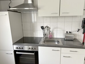 Kylskåp, ugn, spishäll och kaffe- och tebryggare