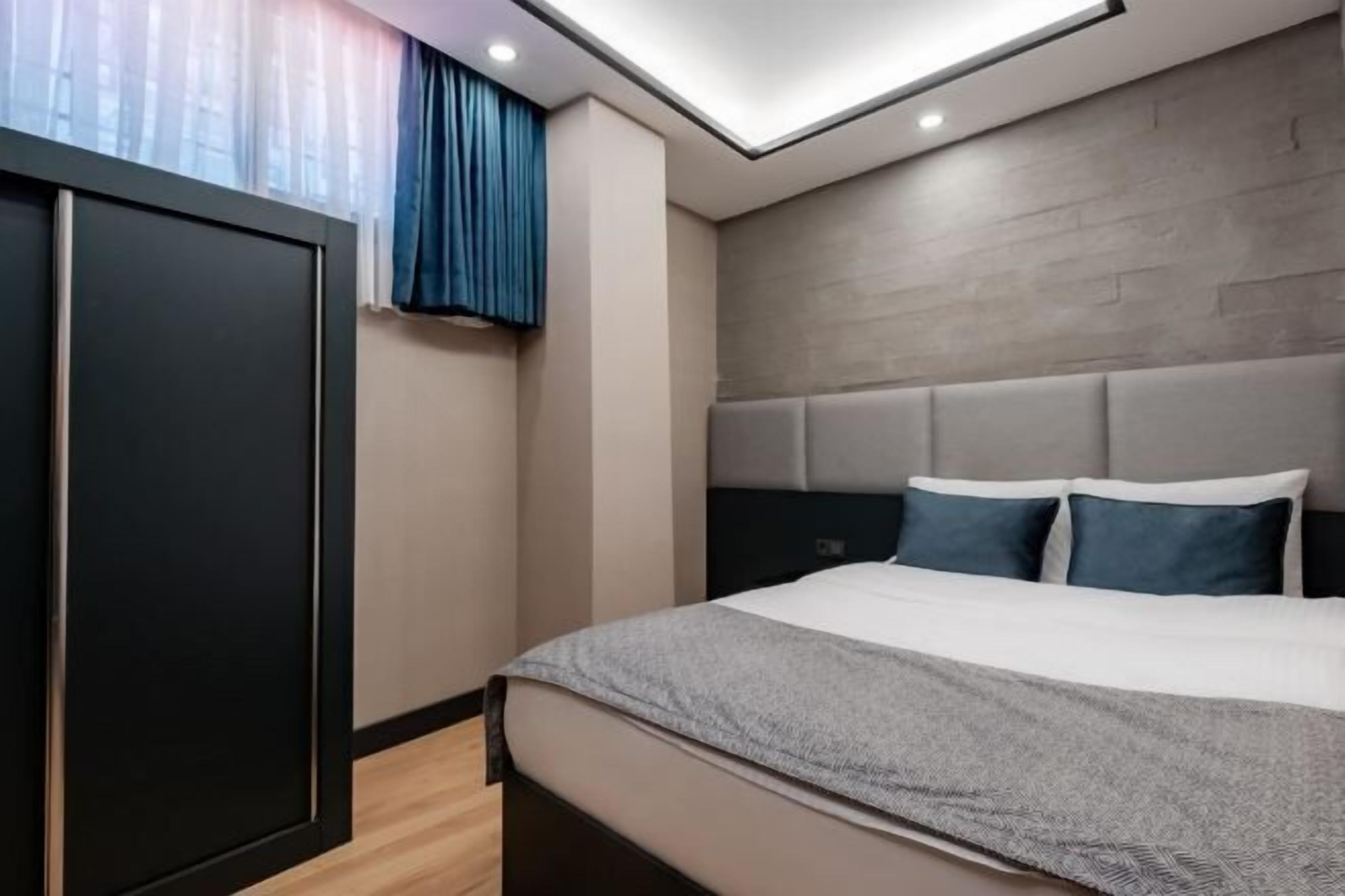 In-room safe, iron/ironing board, free WiFi, bed sheets