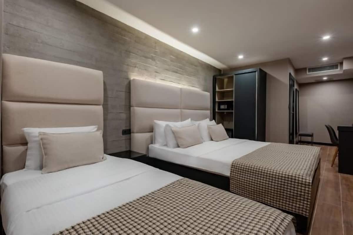 1 soveværelse, pengeskab på værelset, strygejern/strygebræt