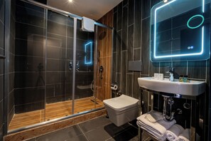 Shower, hair dryer, slippers, towels - The Row Taksim Suites (Istanbul)