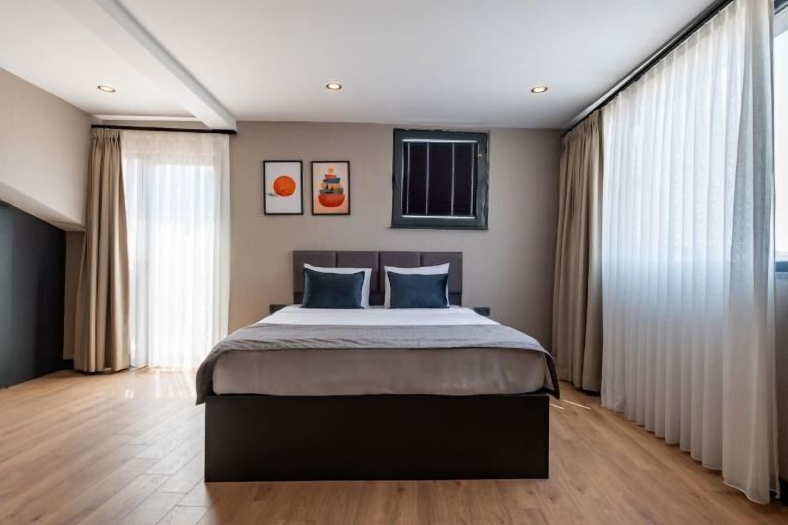 In-room safe, iron/ironing board, free WiFi, bed sheets