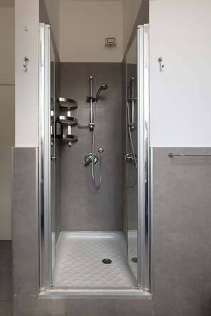 Standard Triple Room, City View | Bilik Mandi | Pancuran mandi, pengering rambut, bidet, tuala disediakan 