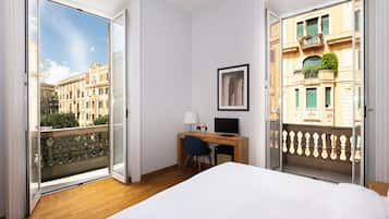 Chambre Triple Standard, vue ville | Literie de qualité supérieure, couette en duvet d'oie, surmatelas